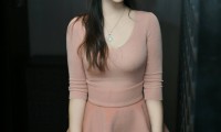 赵丽颖荣获2024微博King粉色吊带裙完美身材引关注