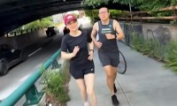 51岁梅婷在美国一口气跑十公里脸不红老公满身纹身全程陪伴